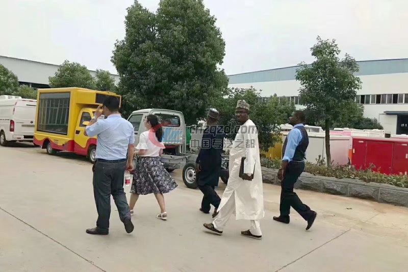 非洲客户来程力考察洽谈LED广告车业务案例