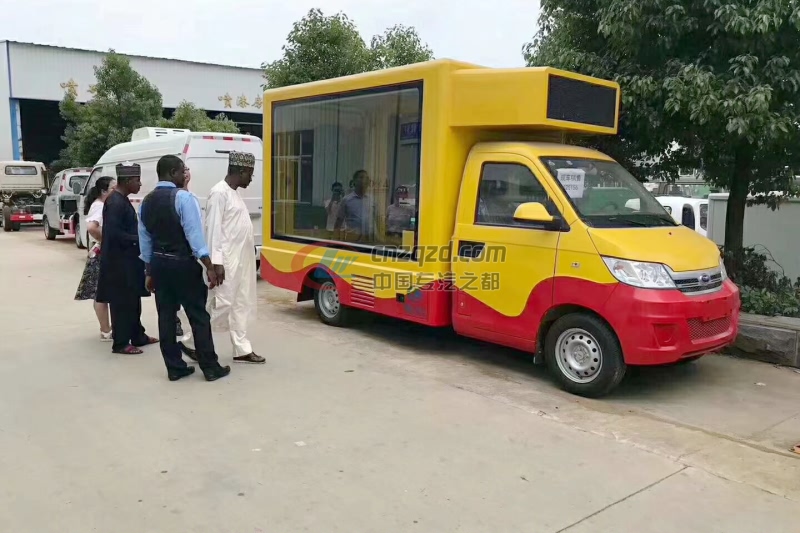 非洲客户来程力考察洽谈LED广告车业务案例