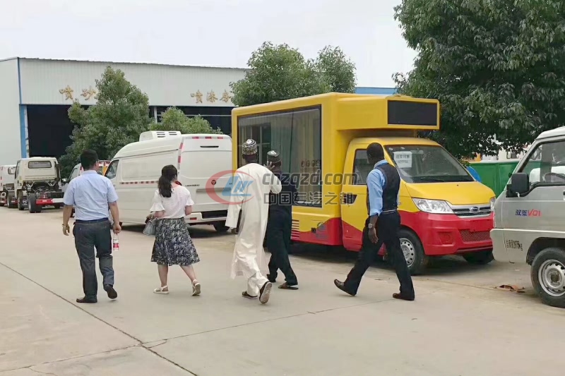 非洲客户来程力考察洽谈LED广告车业务案例