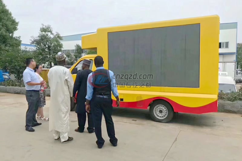 非洲客户来程力考察洽谈LED广告车业务案例