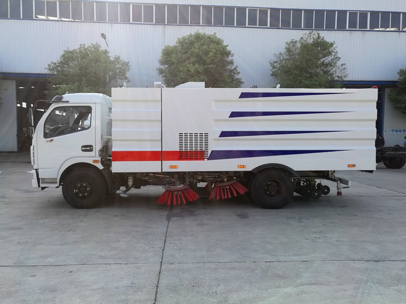 扫路车扫盘转动是采用左扫右转右扫左转的方式