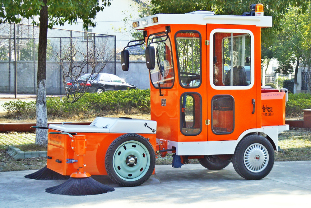 清扫车大的太贵 电动的不能长时间工作 看看clw1600小型柴油清扫车吧