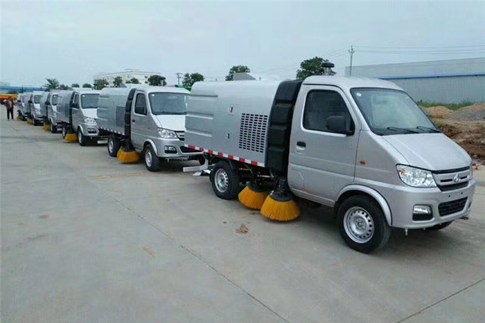 湖北程力自主研发国四排放东风汽油扫地车下线