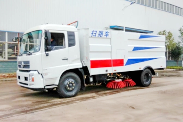 司机朋友要谨慎 扫地车发动机保养很重要