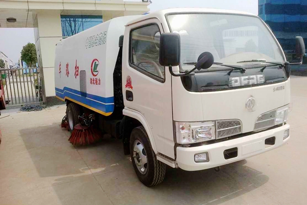 ​炎热夏季 湖北程力为你保养扫路车划重点