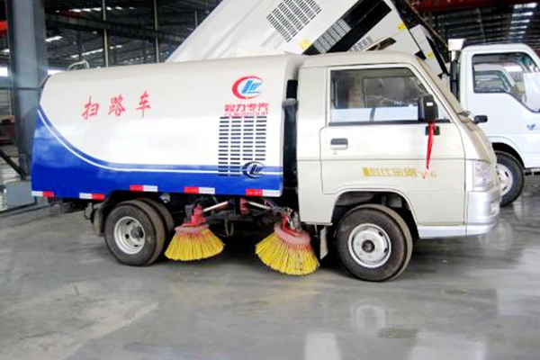 浅谈湿式扫地车与干式吸尘车有何不同