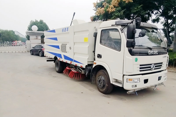 扫路车是配用几缸的发动机？