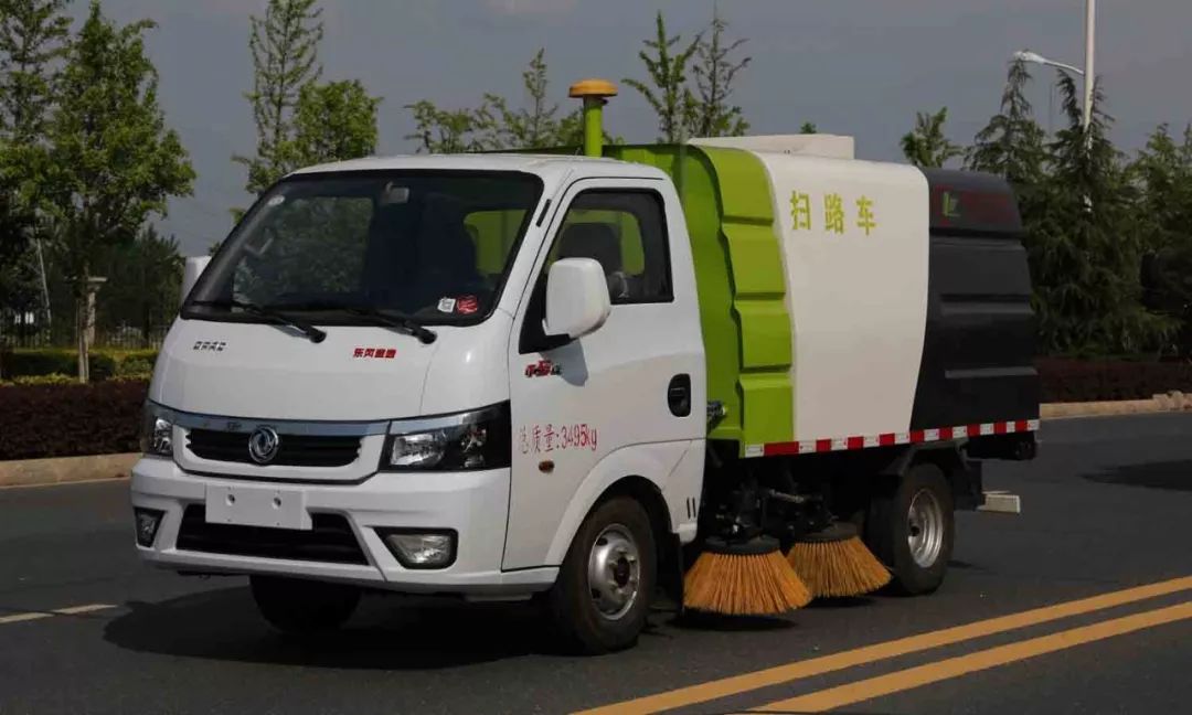 程力义务出动各种环卫车型助力“2018华人寻根节“环卫清洁工作
