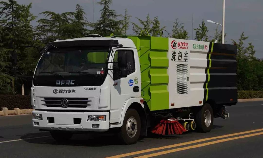 程力义务出动各种环卫车型助力“2018华人寻根节“环卫清洁工作