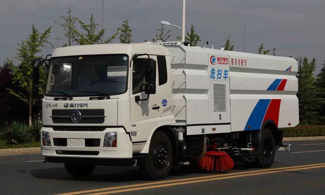 程力义务出动各种环卫车型助力“2018华人寻根节“环卫清洁工作