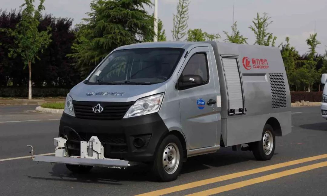 程力义务出动各种环卫车型助力“2018华人寻根节“环卫清洁工作