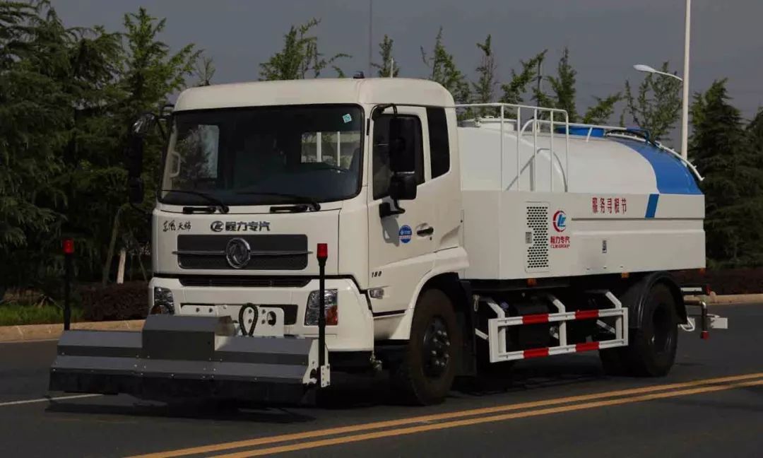 程力义务出动各种环卫车型助力“2018华人寻根节“环卫清洁工作