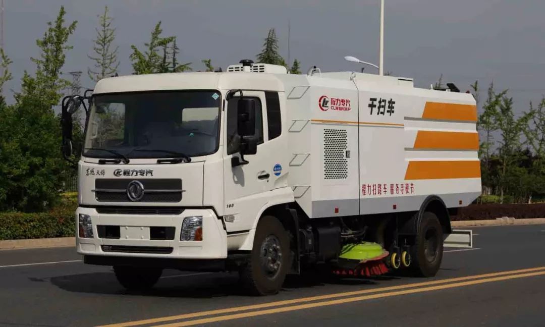 程力义务出动各种环卫车型助力“2018华人寻根节“环卫清洁工作