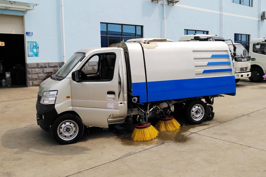 扫路车比吸尘车多了什么东西又少了什么东西