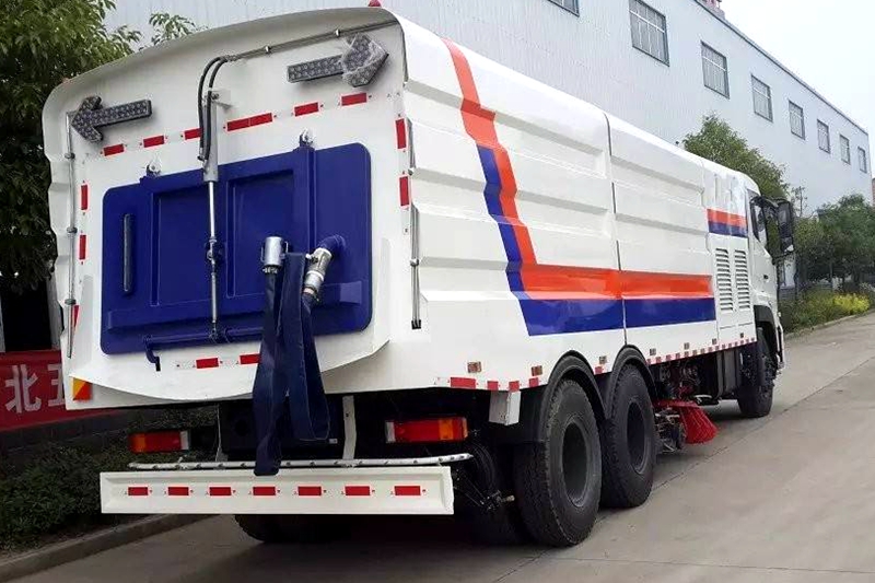 东风天锦比较大型洒水扫地多功能车 价格79万