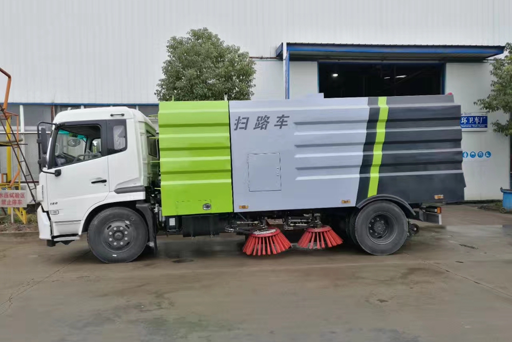 不同用途和使用环境应对应选择小型扫路车和大型扫路车