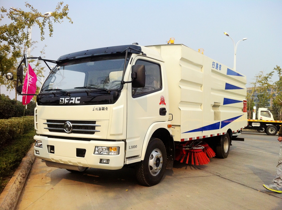 扫路车厂家温馨提示：购买【扫路车】要选对合适的车型