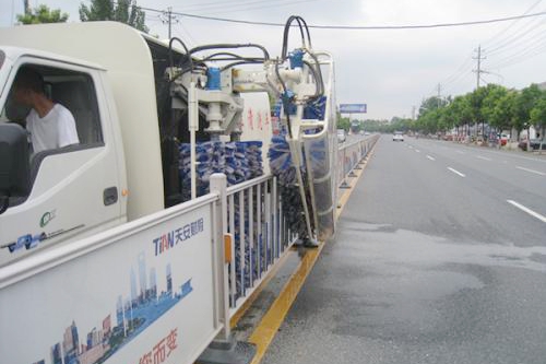 城市护栏清洗车固定臂和伸缩臂的区别分析