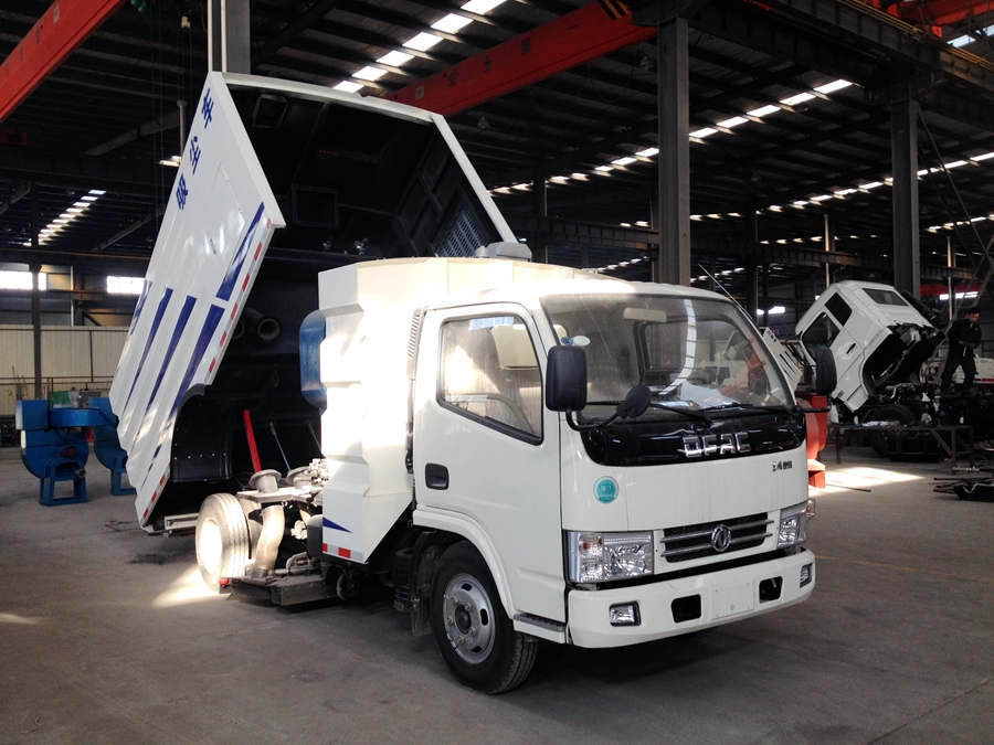 秋风扫落叶，垃圾清扫车该你大显身手了！