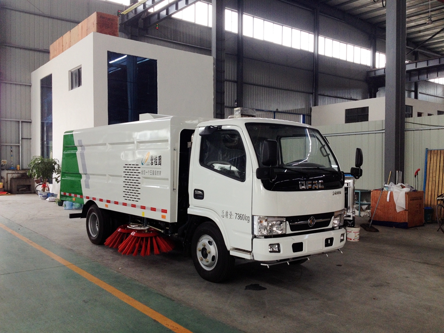 环卫车厂家为您介绍:适合路面施工用的清扫车