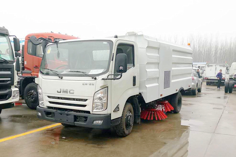 重庆用户选购我厂江铃清扫车