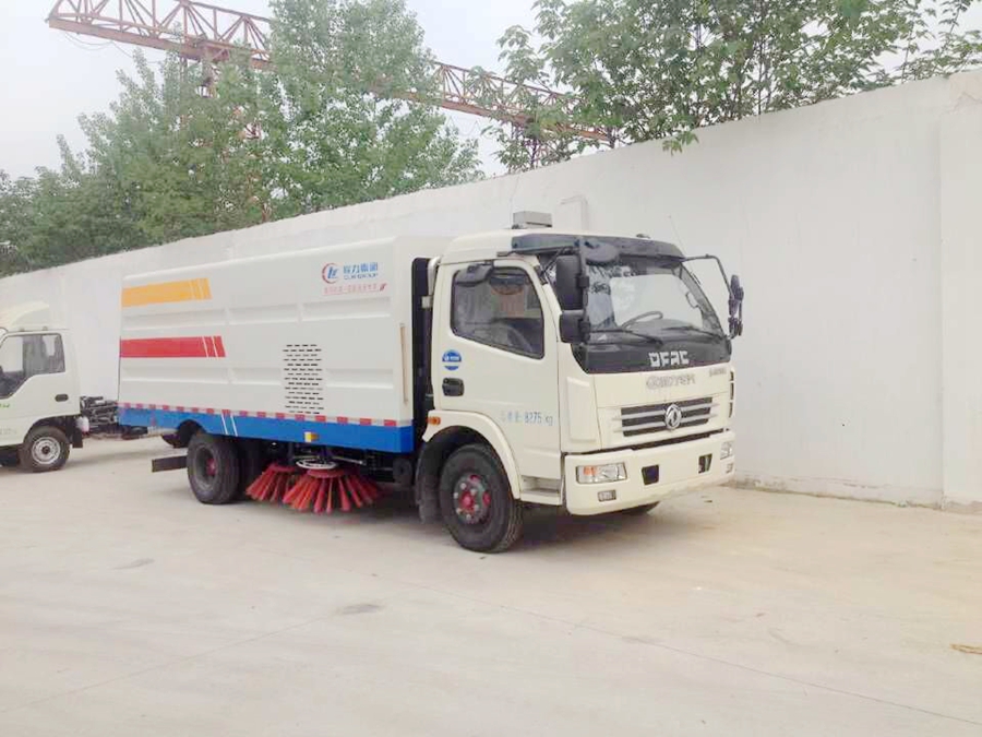 程力扫路车轻轻的经过，抚去一路风尘