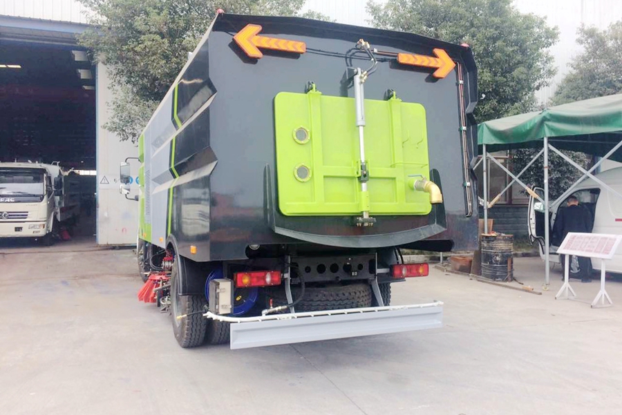 多变的天气树叶的凋落程力道路清扫车来了