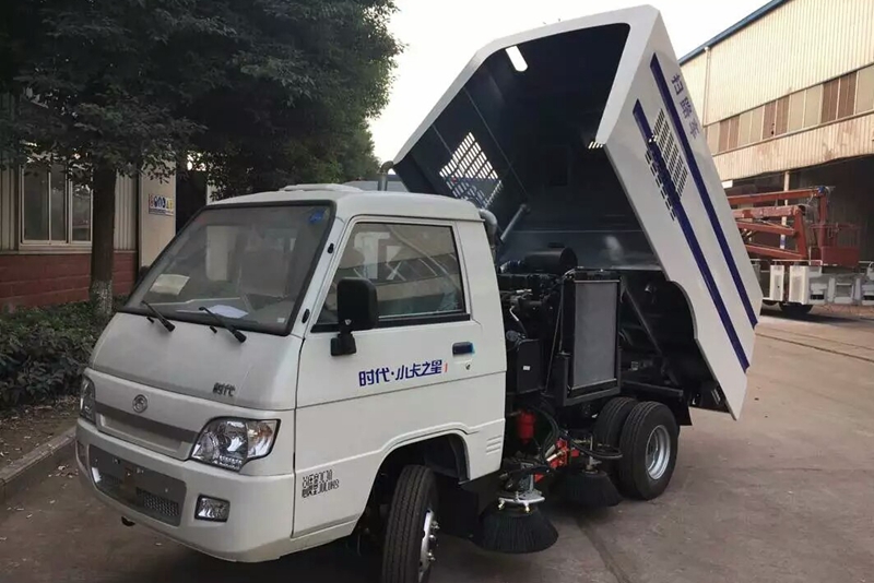 扫路车厂家--小型扫路车作业中注意事项