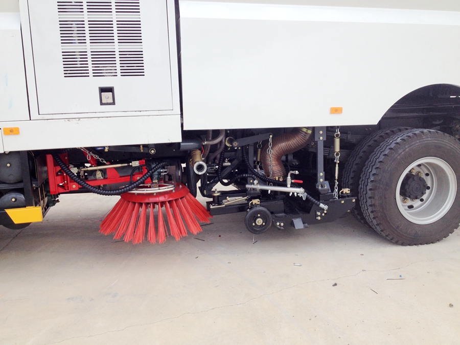 扫路车用户应定期维护调整扫刷和吸口