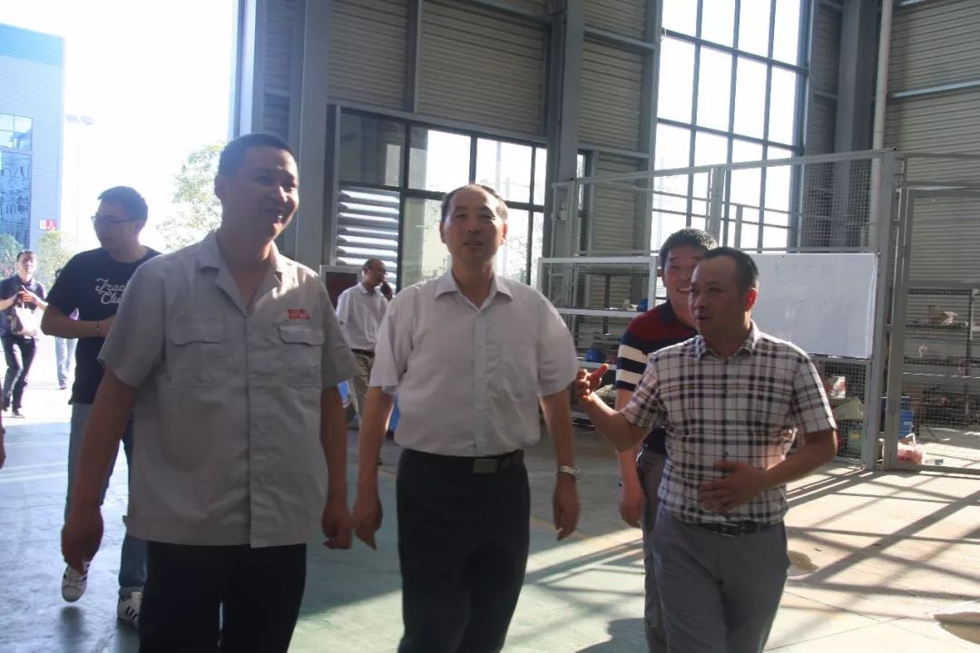 湖北省经济和信息化**员会副主任吴方 视察程力重工产业园并指导工作