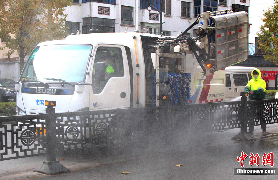 苏州引进**批新型“护栏自动清洗车”陆续上街作业