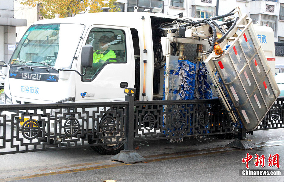 苏州引进**批新型“护栏自动清洗车”陆续上街作业