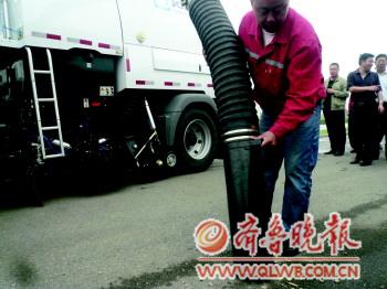 豪华奔驰道路清扫车上路 配置及价值分析