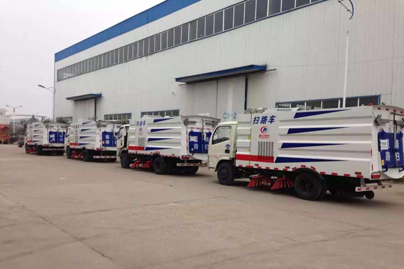 湖北程力扫路车厂家倡导保护环境---向污染宣 