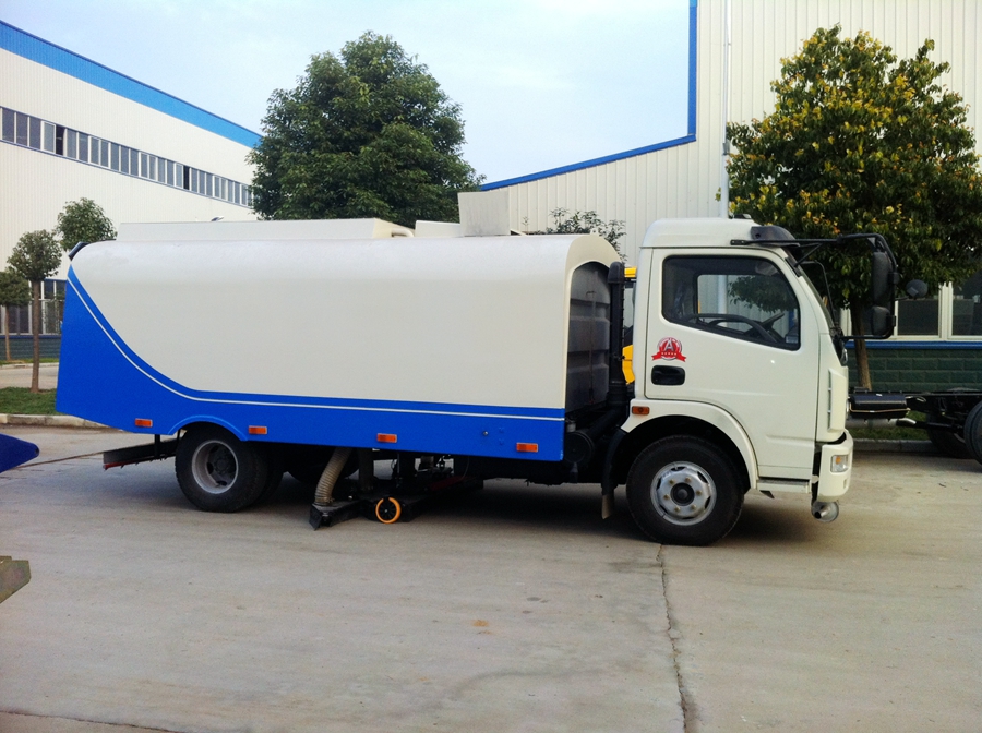湖北程力东风多利卡吸尘车满足高速公路保洁的需求