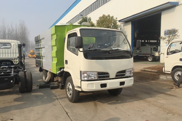 真空吸尘车带不带刷子 和扫路车的主要区别在哪?