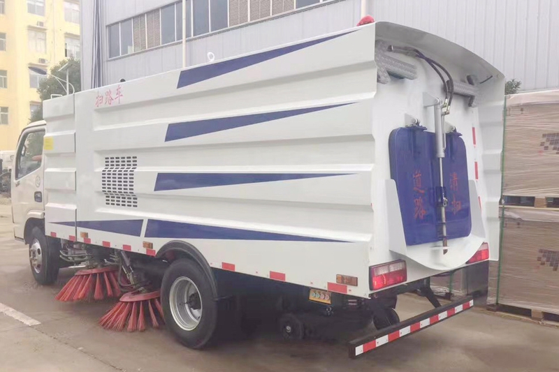 落叶扫地车，让秋季处理街道上的落叶不在困难