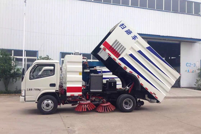 道路清扫车在重度沙尘环境下工作应时常清理空气滤清器