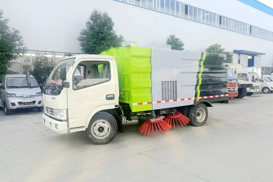 东风福瑞卡扫路车加装空调让环卫工轻松度过夏日