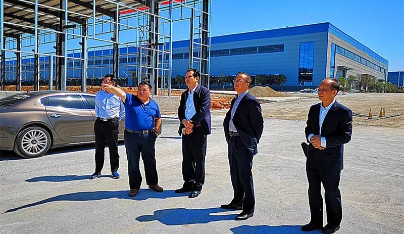 程力集团以劳动者较美的姿势向建国69周年祝福致敬