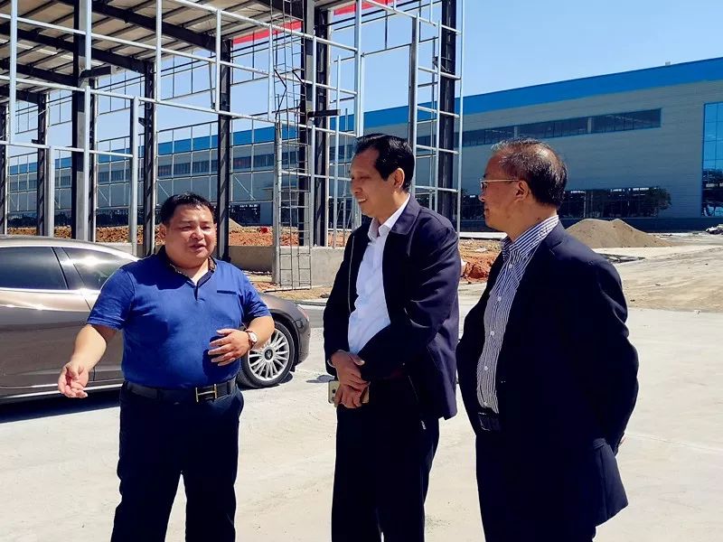 程力集团以劳动者较美的姿势向建国69周年祝福致敬