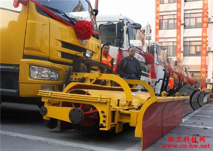 程力公司添加新装备 冬季除雪推雪铲雪专用扫地车
