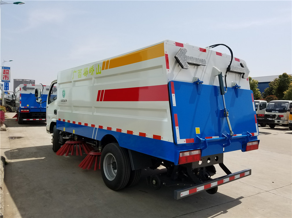 东风小多利卡扫路车