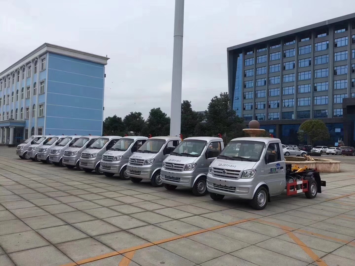 程力发往上海10台东风小康扫车厢可卸式垃圾车案例