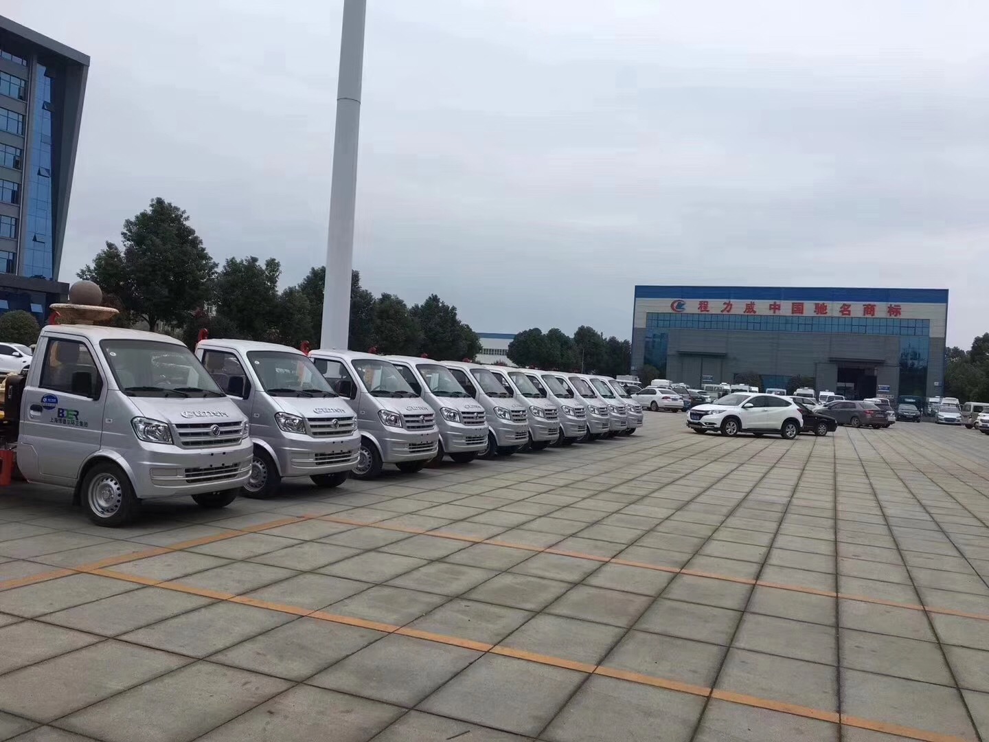 程力发往上海10台东风小康扫车厢可卸式垃圾车案例