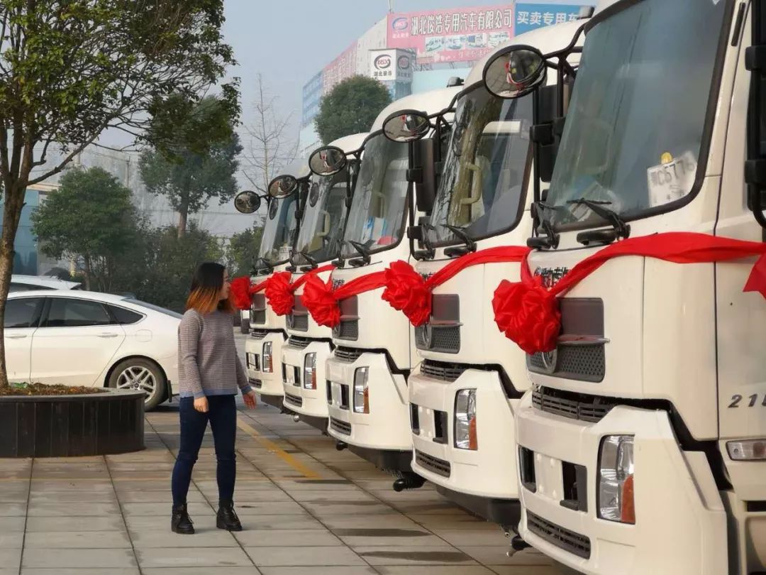 程力一体化液压多用途智能抑尘车受到市场热捧