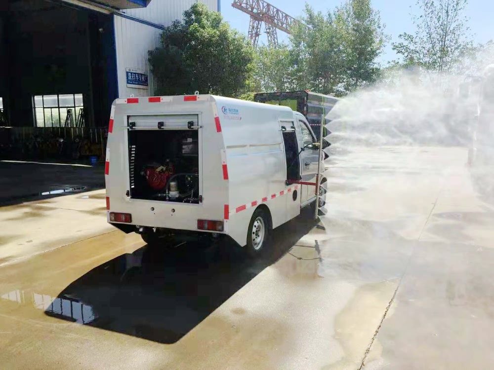 小型长安人行道路养护清洗车