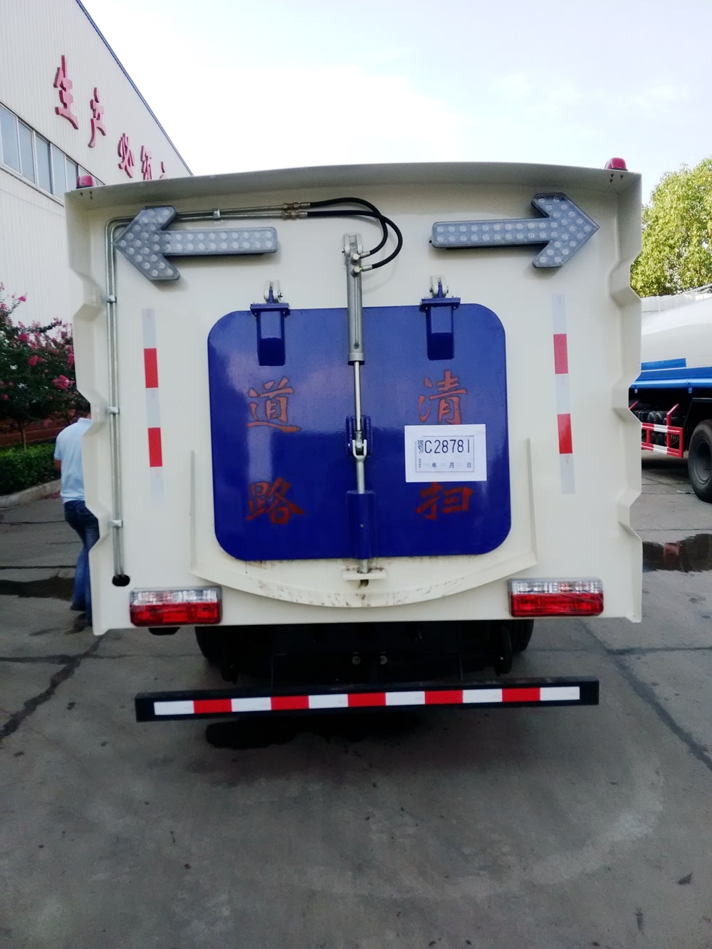 东风小型柴油扫地车