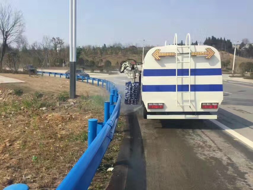 这个护栏清洗车碉堡了 高矮护栏均可搞定