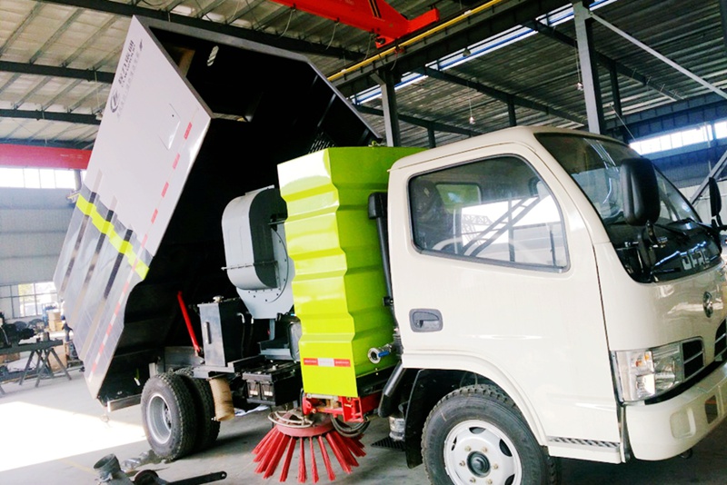 多功能除雪扫路车